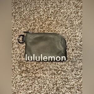 LULULEMON CLIPPABLE CARD POUCH IN GREY SAGE / LIGHT IVORY